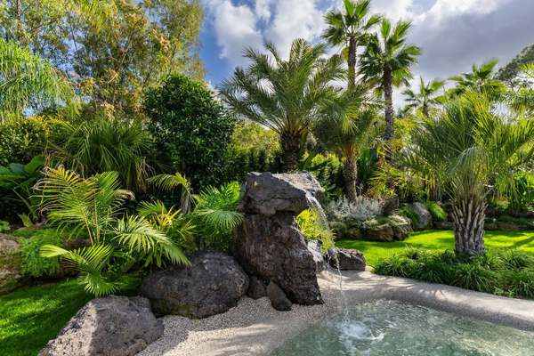 Pietra, acqua e verde, giardino privato a Ischia (2025) — fotografia 4 di 11